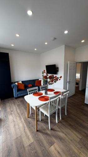 Putney Suite in Putney PS5 60