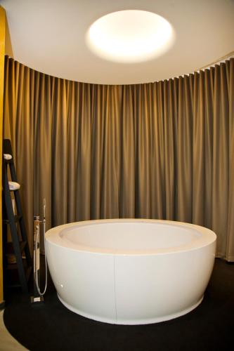 Suite with Hot Tub image 6