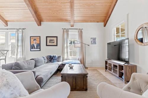 Uptown escape - balconies, 3BR & full kitchen – khách sạn tại West Riverside