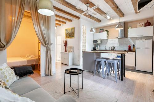 Sunny Retro Flat Balcony in Poble Sec, Barcelona