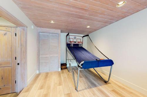 Big Bear White Skies ~ Fantastic cabin with fireplace, game room, mountain view, & hot tub