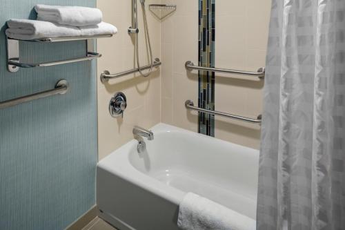 King Room with Sofa Bed and Roll-In Shower - Disability Access