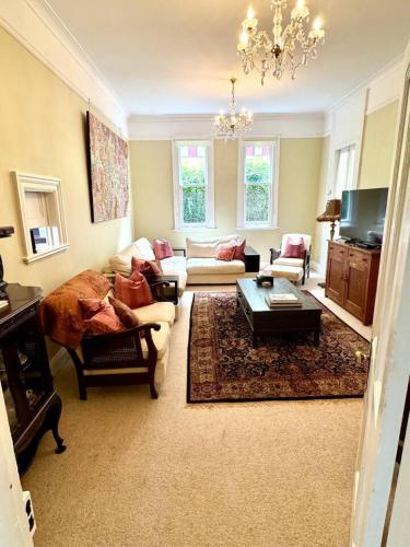 Idlehour - central, cosy classic mountain cottage