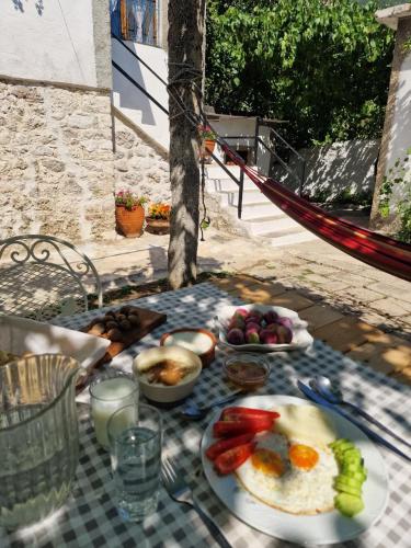 Ēdiens un dzērieni, Zhulat Ecovillage - Guesthouse in Fushëbardhë