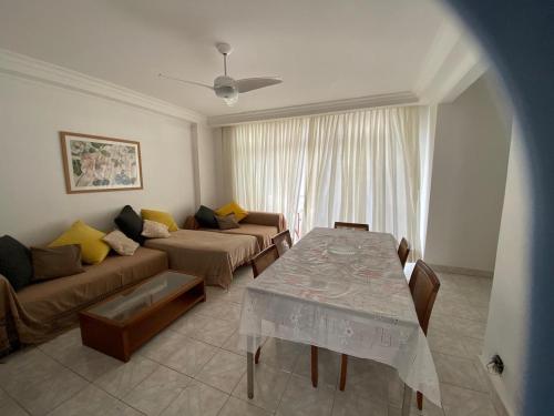 Apartmento Pitangueiras Guarujá 3 quartos 3 banheiros quarteirão da praia – khách sạn tại Barra Funda