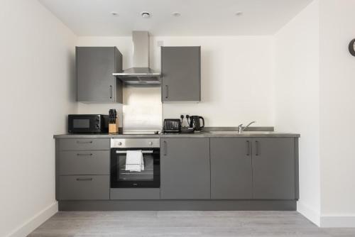 Smart 1 Bedroom Apartment in Bradford with Parking in 希普利