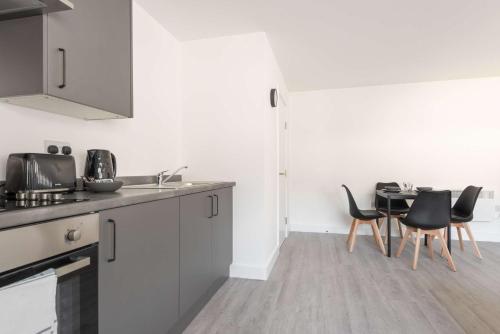 Smart 1 Bedroom Apartment in Bradford with Parking in 希普利