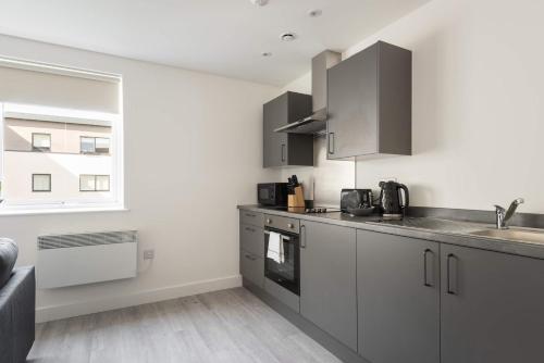 Smart 1 Bedroom Apartment in Bradford with Parking in 希普利