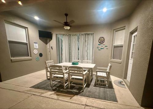 Themed kid bedrooms, 17 miles to Disney and Legoland, private pool, kitchen, wifi, washer, dryer in Haines City, USA