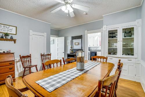 Decatur Farmhouse Getaway with Deck and Backyard in ลูอิสวิลล์ (TX)