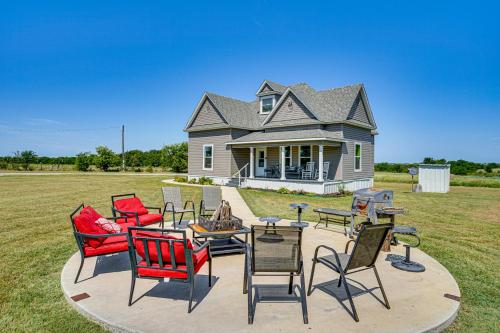 Decatur Farmhouse Getaway with Deck and Backyard in ลูอิสวิลล์ (TX)