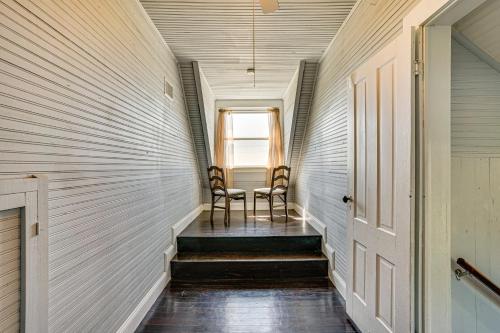 Decatur Farmhouse Getaway with Deck and Backyard in ลูอิสวิลล์ (TX)