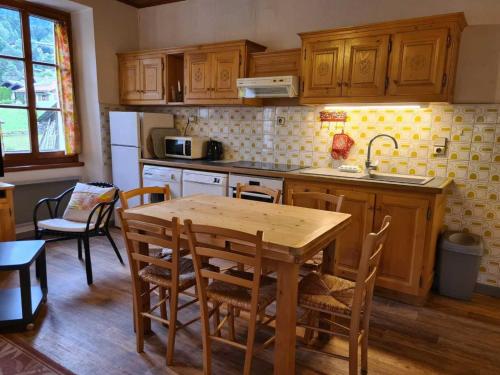 Maison mitoyenne familiale avec 2 appartements - idéal grande famille - FR-1-642-13 gîte à louer Morillon