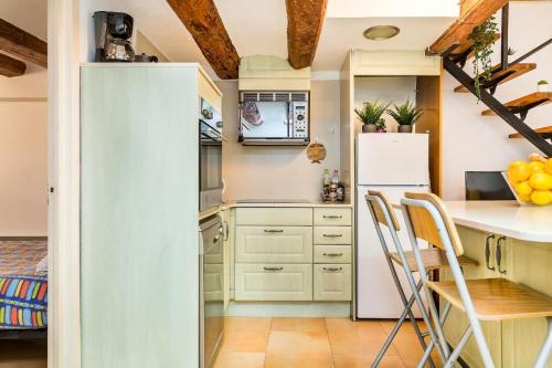 Fridays Flats Dreamy Duplex - Stylish Beach Loft 5