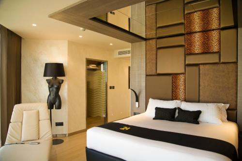 Double Room with Sea View image 4