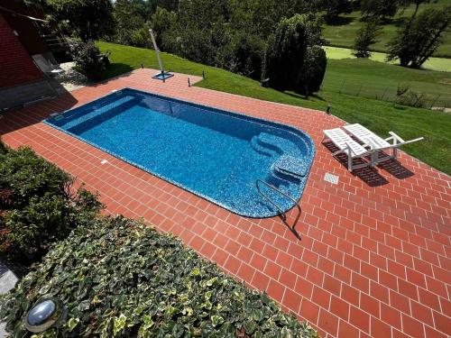 Peldbaseins, La Matinera Apartment in Pecetto Torinese