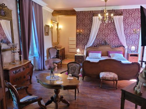 Château St Sulpice Chambre RUBIS (Chateau St Sulpice Chambre RUBIS) in Saint-Amour
