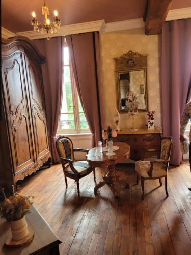 Château St Sulpice Chambre RUBIS (Chateau St Sulpice Chambre RUBIS) in Saint-Amour
