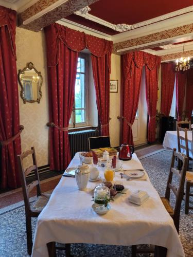 Château St Sulpice Chambre RUBIS (Chateau St Sulpice Chambre RUBIS) in Saint-Amour