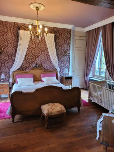 Château St Sulpice Chambre RUBIS (Chateau St Sulpice Chambre RUBIS) in Saint-Amour