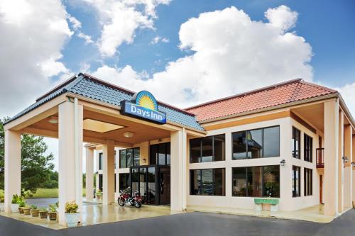 Days Inn by Wyndham Clinton