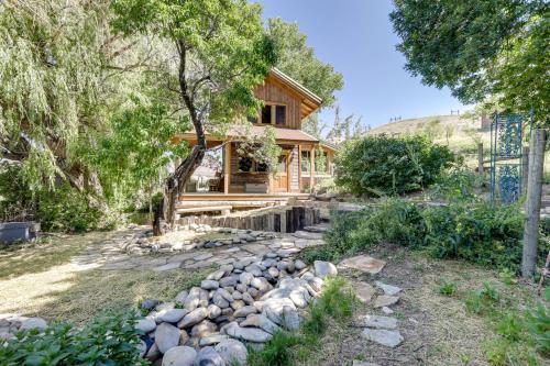 Historic Nature Lovers Cabin on Farm in Paonia!