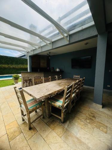 Casa pet friendly Guarujá condomínio Jardim Acapulco (Casa pet friendly Guaruja condominio Jardim Acapulco) in 雅爾丁阿卡普爾科