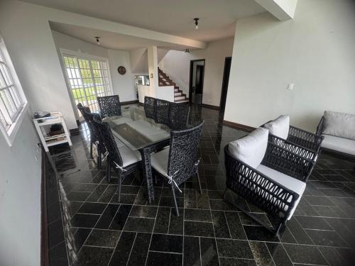 Casa pet friendly Guarujá condomínio Jardim Acapulco (Casa pet friendly Guaruja condominio Jardim Acapulco) in 雅爾丁阿卡普爾科