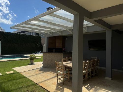 Casa pet friendly Guarujá condomínio Jardim Acapulco (Casa pet friendly Guaruja condominio Jardim Acapulco) in 雅爾丁阿卡普爾科