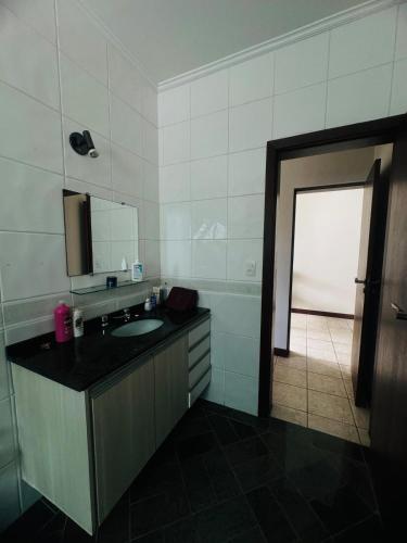 Casa pet friendly Guarujá condomínio Jardim Acapulco (Casa pet friendly Guaruja condominio Jardim Acapulco) in 雅爾丁阿卡普爾科