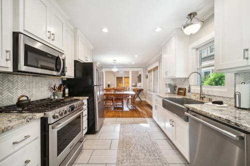 3 Bed, Office, Hot Tub, 2 Min To Cherry St in Swan Lake