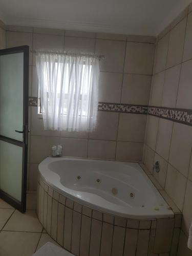 El Shadai Guest House & Spa Hartbeespoort Room Type - Executive King Room