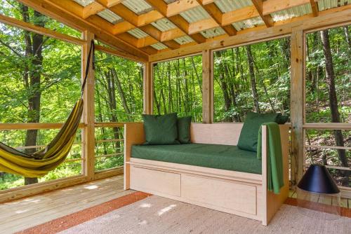 Sunlit Airstream in Trees with Expansive Deck Nature Views in Delhi