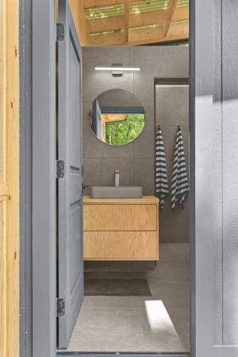 Sunlit Airstream in Trees with Expansive Deck Nature Views in Delhi