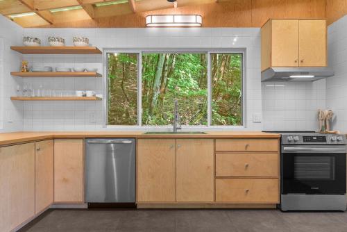 Sunlit Airstream in Trees with Expansive Deck Nature Views in Delhi