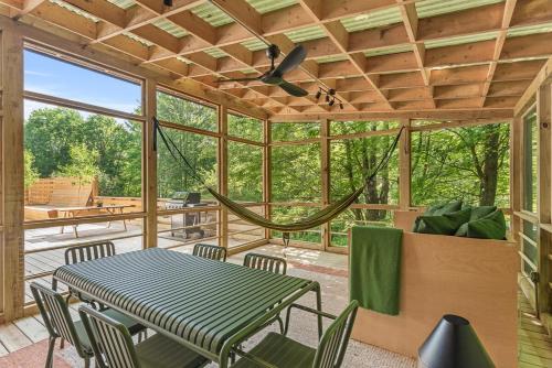 Sunlit Airstream in Trees with Expansive Deck Nature Views in Delhi