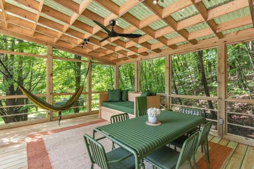 Sunlit Airstream in Trees with Expansive Deck Nature Views in Delhi