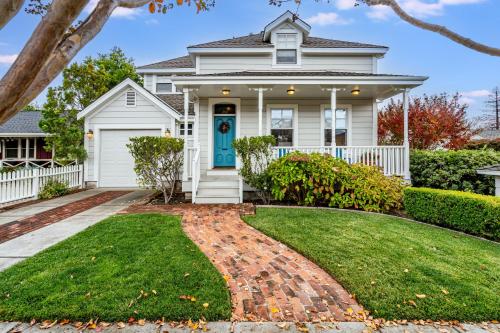 The Heart of Sonoma Plaza, Stylish 1877 Victorian in Sonoma City Center