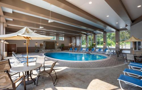 泳池, 湖喬治假日度假酒店-阿迪朗達克地區-洲際酒店集團旗下 (Holiday Inn Resort Lake George - Adirondack Area By IHG) in 喬治湖 (NY)