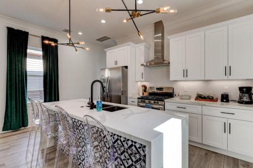 5br Retreat W Superdome Views & Private Balcony - Metairie, LA