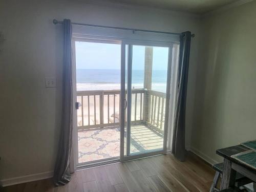 Steps To The Ocean! 129 in North Topsail Beach, USA