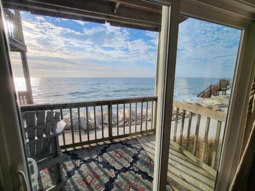 Steps To The Ocean! 129 in North Topsail Beach, USA