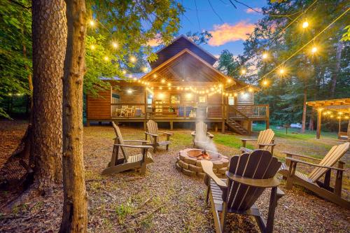 Rustic Family Getaway - Pool Table, Hot Tub, Pets, Great Location
