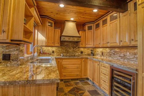 Mountain Retreat, Panoramic Lake Views in Windermere (BC)