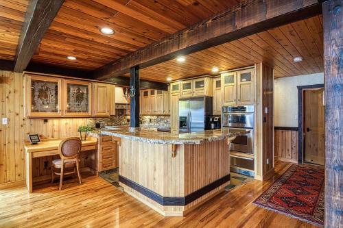 Mountain Retreat, Panoramic Lake Views in Windermere (BC)