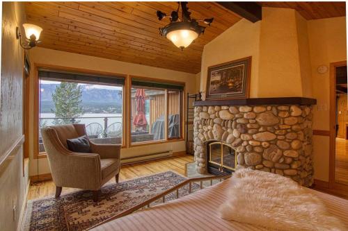Mountain Retreat, Panoramic Lake Views in Windermere (BC)