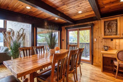 Mountain Retreat, Panoramic Lake Views in Windermere (BC)