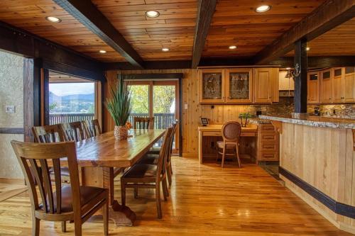 Mountain Retreat, Panoramic Lake Views in Windermere (BC)