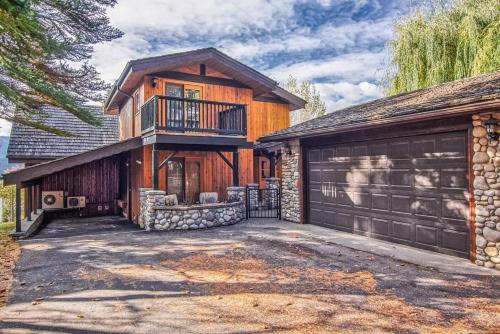 Mountain Retreat, Panoramic Lake Views in Windermere (BC)