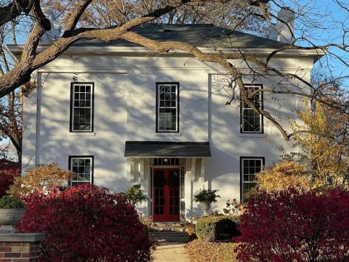 . 909 & Vine Photo Worthy Home With Pool